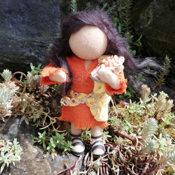 Kleinkind - Mädchen 14cm - im orangen Kleid